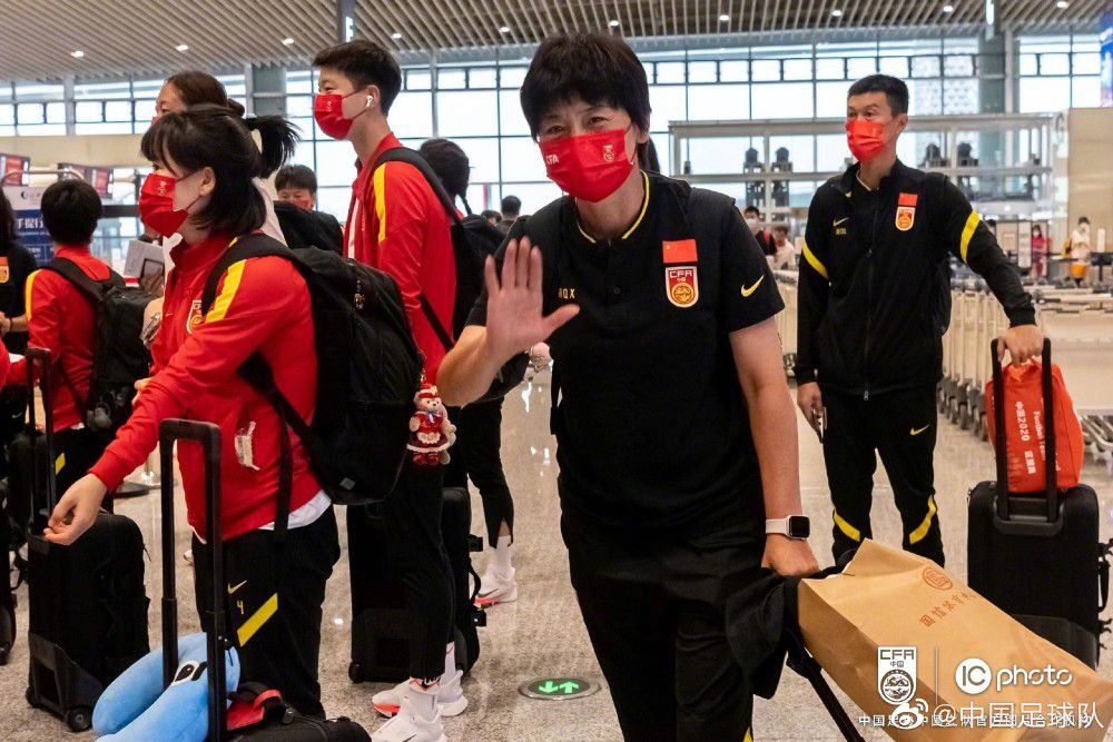 与重返皇马的传言相反，有消息称瓦拉内对于转会意大利或沙特联赛更感兴趣。